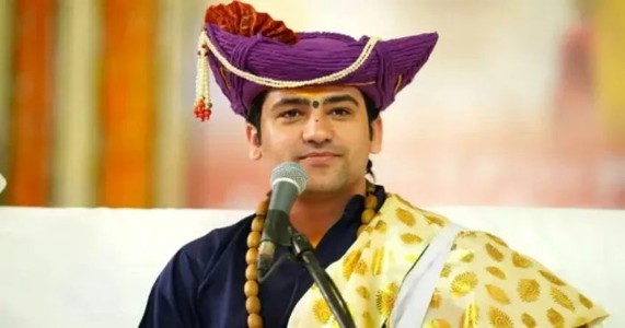 महाराष्ट्रात धीरेंद्र शास्त्रींचा गणेशोत्सव दौरा; मोदींच्या वाढदिवसावरून केले वक्तव्य, गरबा वादावरही भाष्य