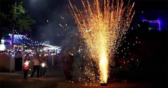 राज्यभरात सार्वजनिक रस्त्यांवर फटाके फोडण्यास मनाई; डीजे-लेझरवरही हायकोर्टाचा आक्षेप
