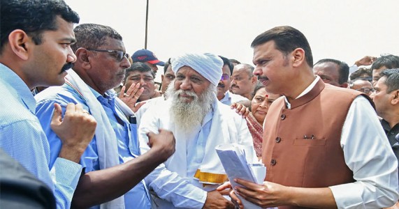 वाशिममध्ये फडणवीसांकडून नुकसानग्रस्त पिकांची पाहणी; शेतकऱ्यांना भरपाईचा पुनरुच्चार