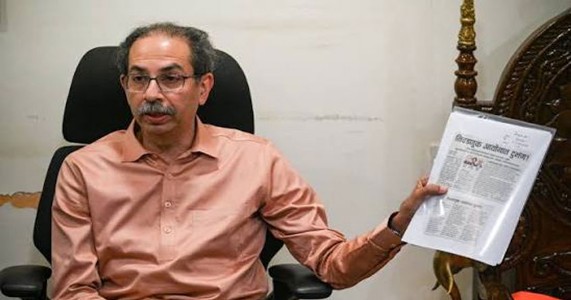 दुष्काळाच्या संकटात विकासकामांना ब्रेक द्या; निधी शेतकऱ्यांसाठी वापरा, उद्धव ठाकरेंची मागणी