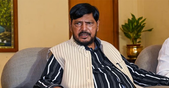 काँग्रेसने नाव बदलून ‘राजीनामा जनता पार्टी’ करावे; रामदास आठवलेंची खोचक टीका