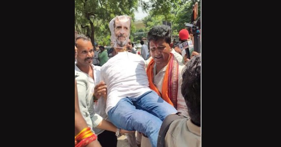 राहुल गांधींच्या पुतळ्याला ‘ट्रीटमेंट’ची गरज; भाजयुमोचे नागपुरात हटके आंदोलन