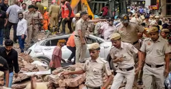 दिल्ली इमारत दुर्घटनेप्रकरणी कारवाई; एमसीडीचे ५ अधिकारी निलंबित