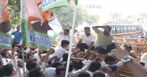 नागपुरात युवक काँग्रेसचा आक्रमक मोर्चा; मनुस्मृती दहन करून निषेध